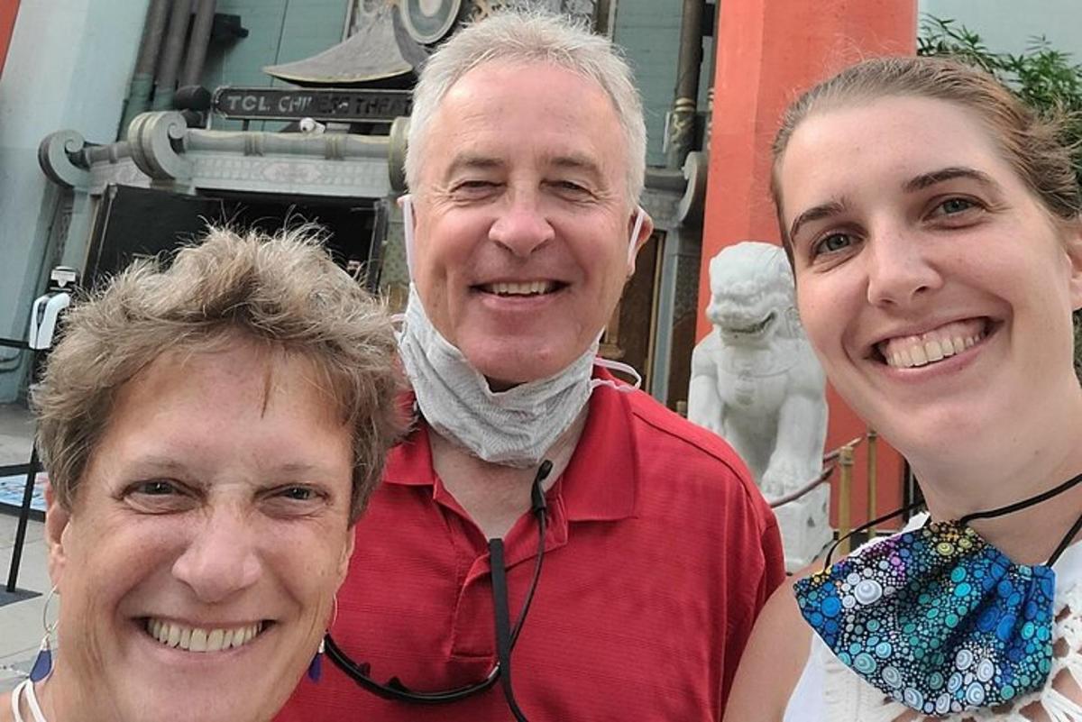 un uomo e due donne posano per una foto