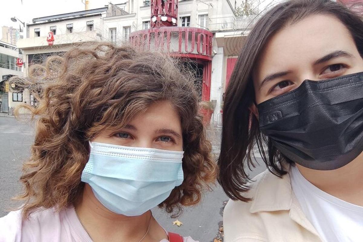to kvinner med ansiktsmasker på en bygate