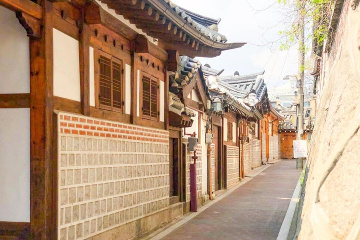 un vicolo in una città asiatica con edifici in legno