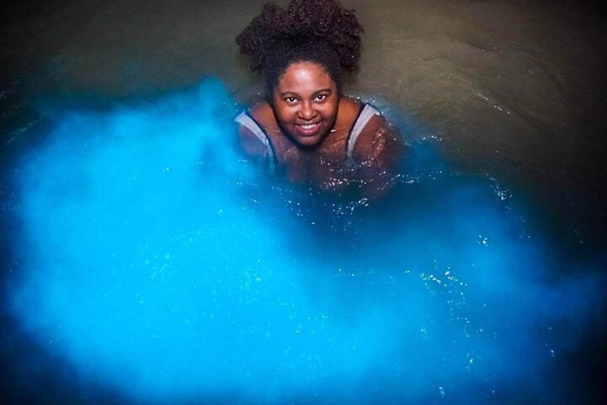 seorang lelaki di dalam kolam air di dalam tab mandi