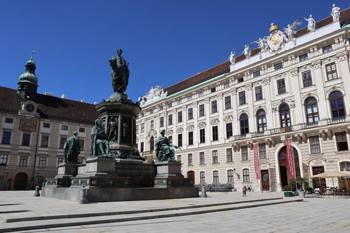 una estàtua davant d'un gran edifici