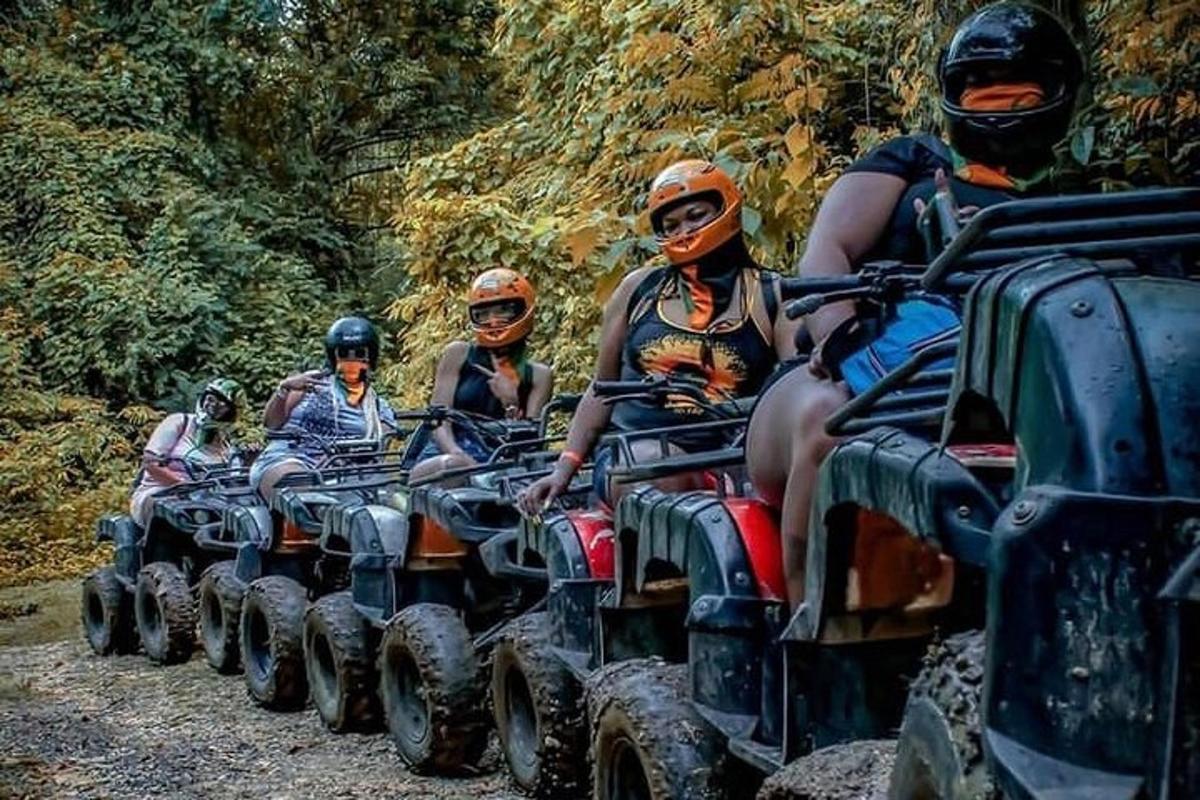 egy csoport ember ATV-zik egy földúton