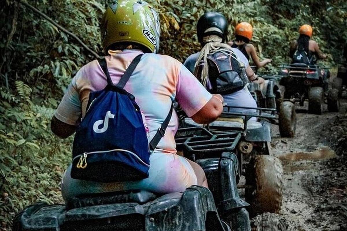 sekumpulan orang yang menaiki atv menyusuri jalan tanah