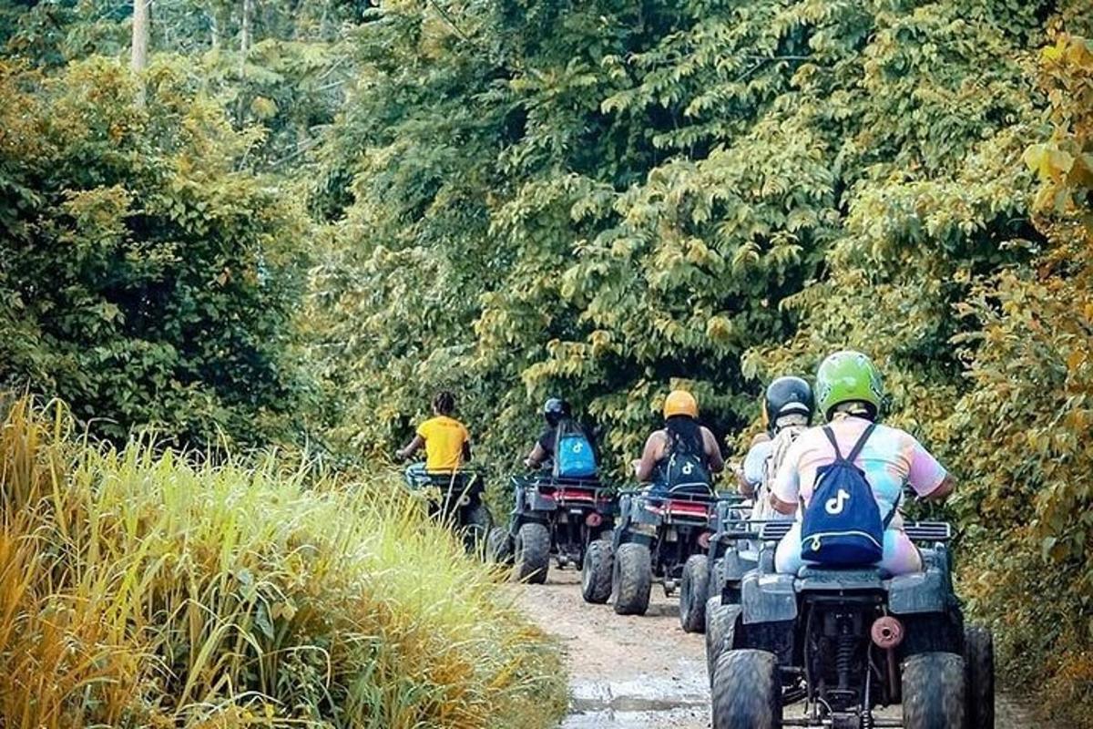 egy csoport ember motorozik egy földúton