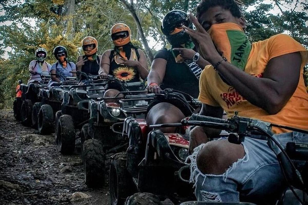 sekumpulan orang menunggang atv di denai