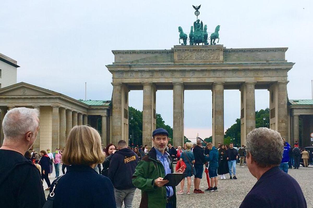 Un grupo de personas de pie frente a un monumento.