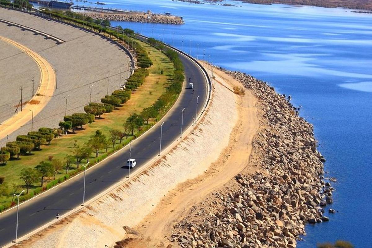 isang overhead view ng isang highway sa tabi ng tubig