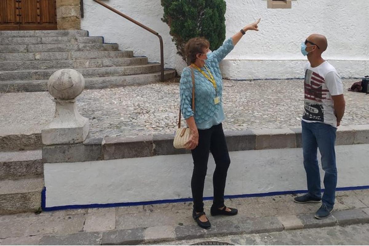 Un hombre y una mujer de pie en unas escaleras.