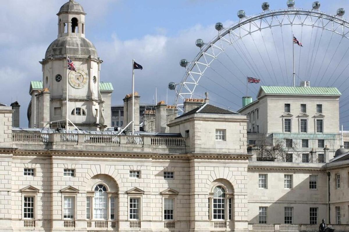 un edificio con una torre dell'orologio e una ruota panoramica