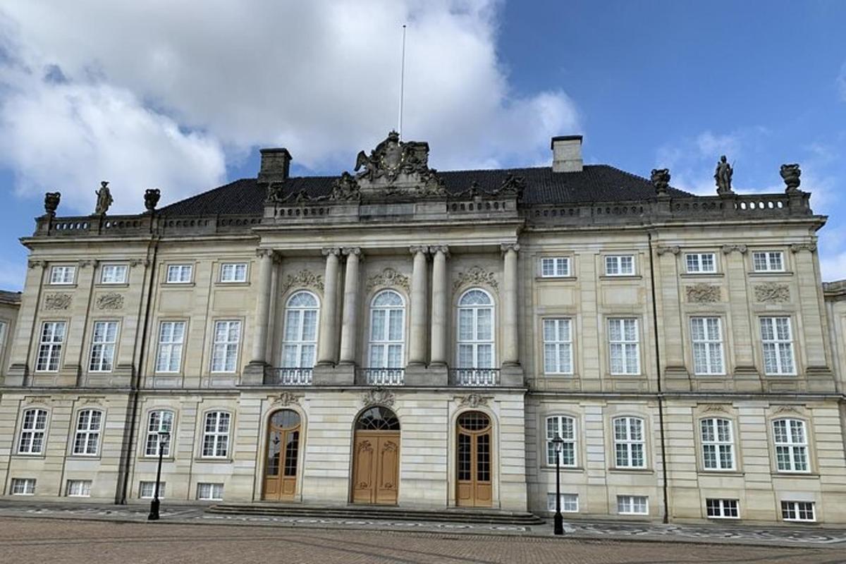 velká kamenná budova s vlajkou na vrcholu