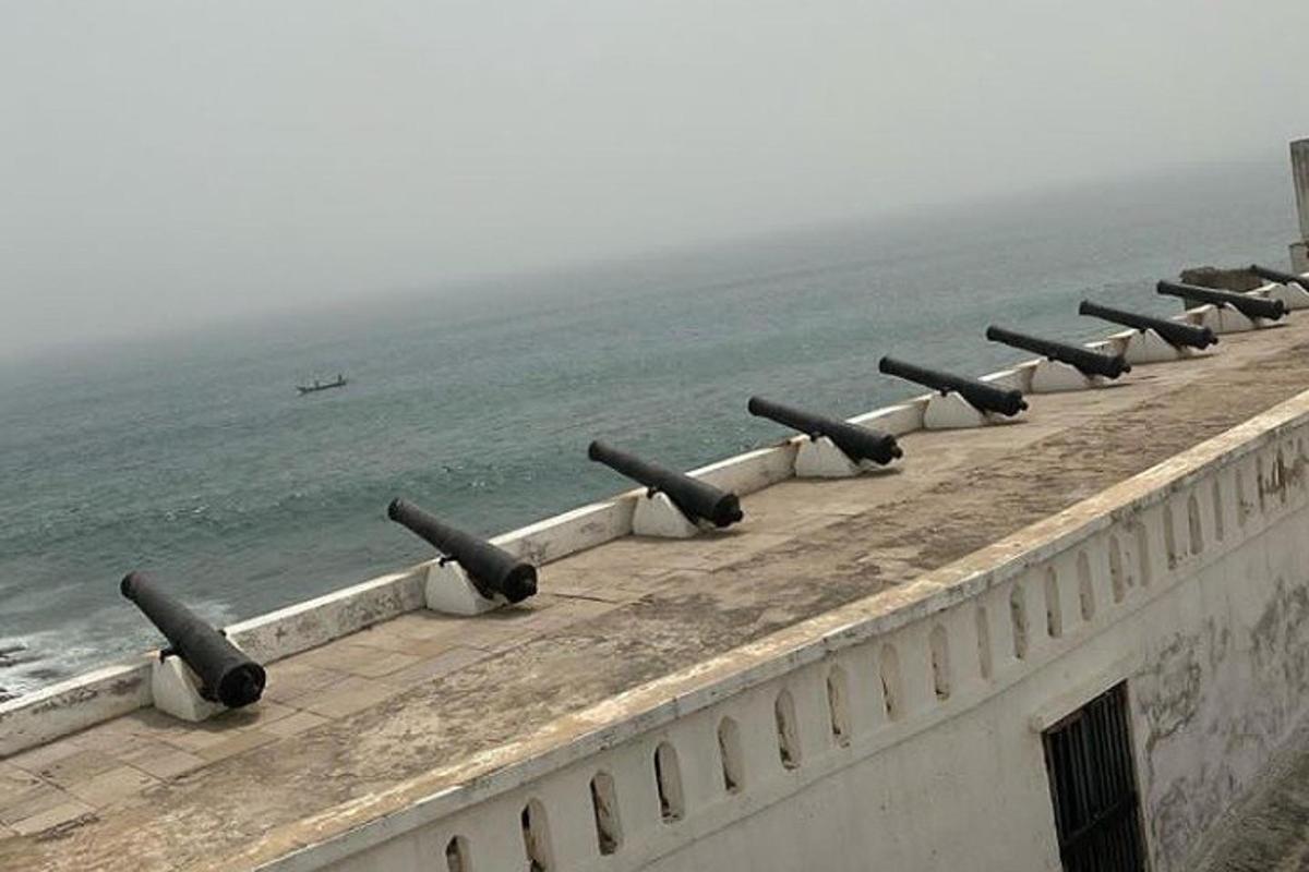 una fila di cannoni su un muro che domina l'oceano