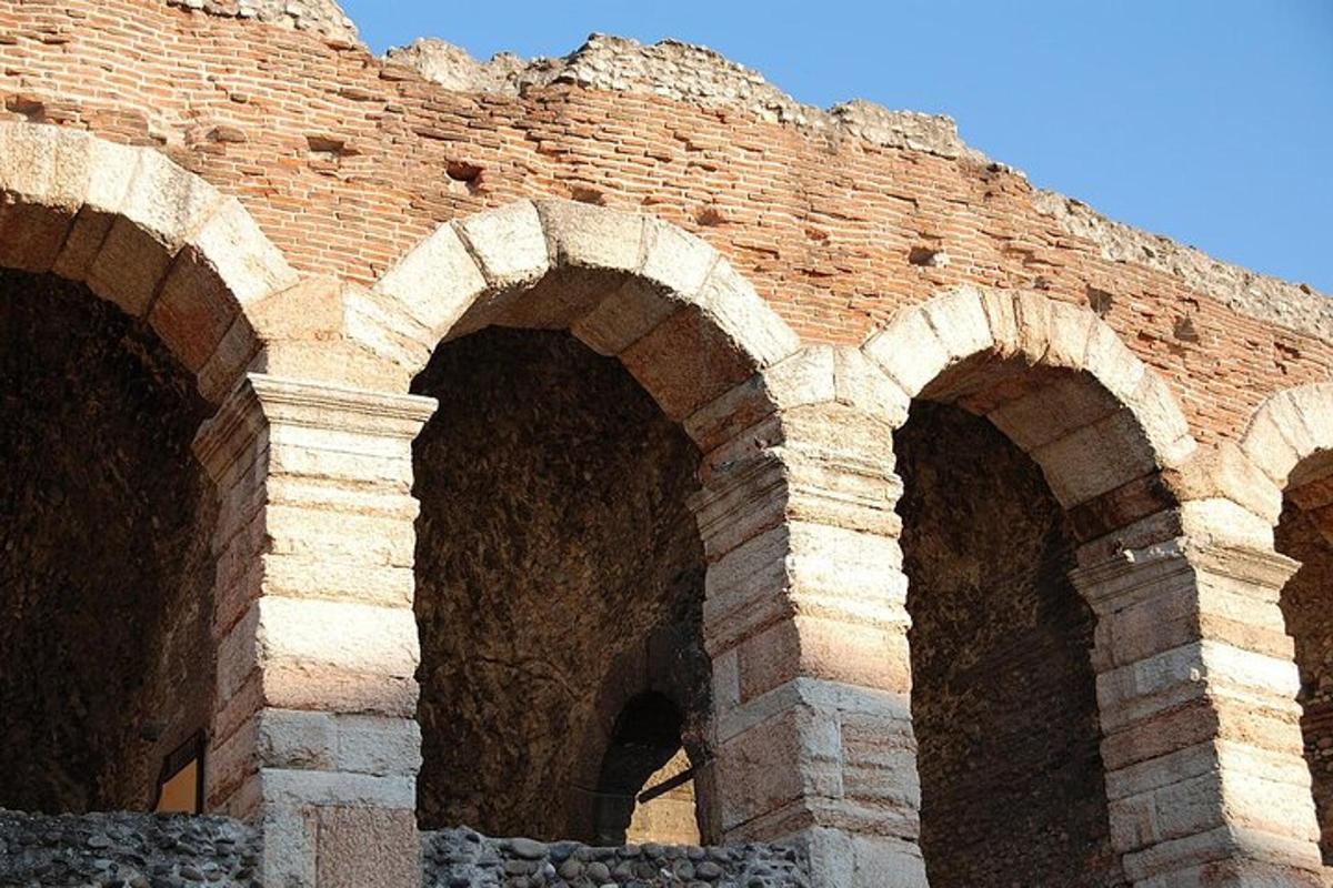 un edificio in mattoni con tre archi