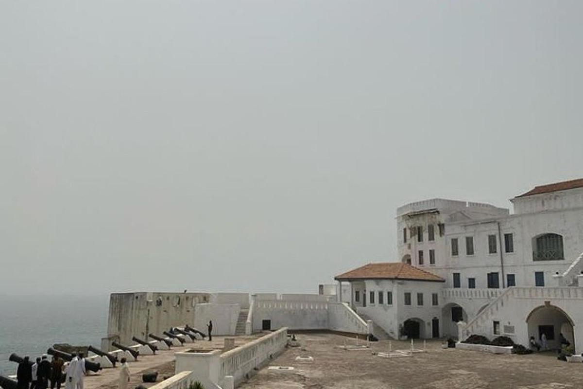un gruppo di edifici vicino all'oceano