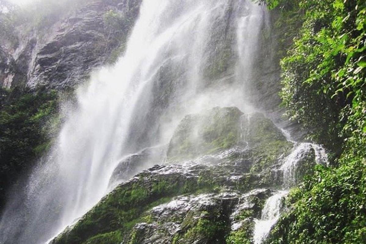 una cascata sul fianco di una montagna