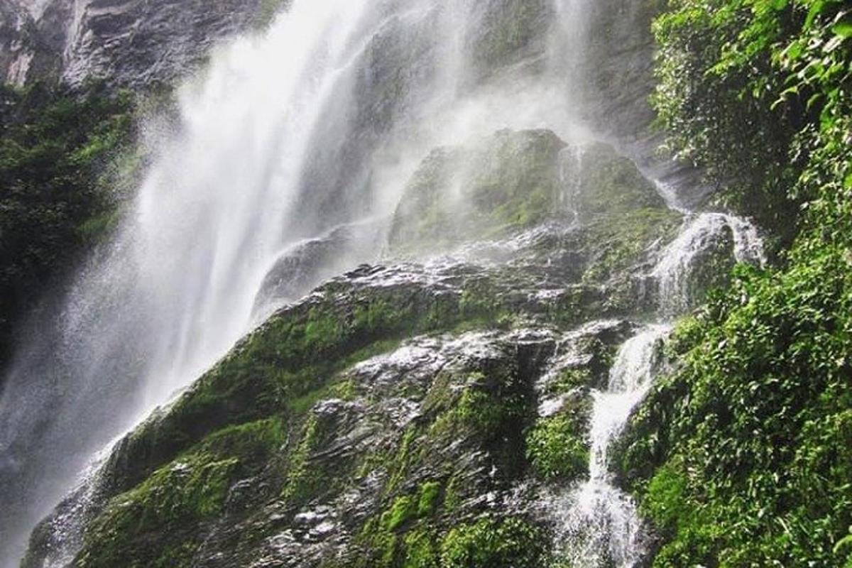 شلال على جانب الجبل