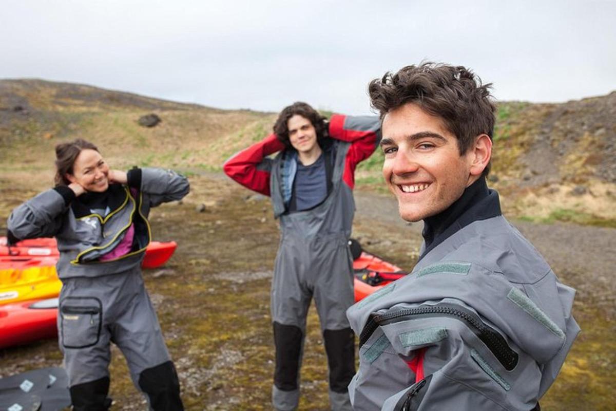 een groep van drie mensen die naast een boot staan