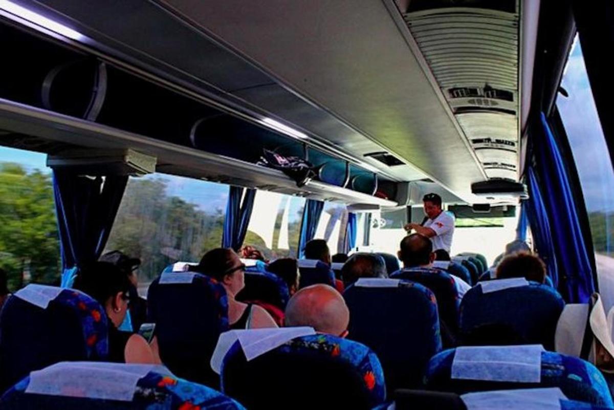 grupp inimesi istub bussis