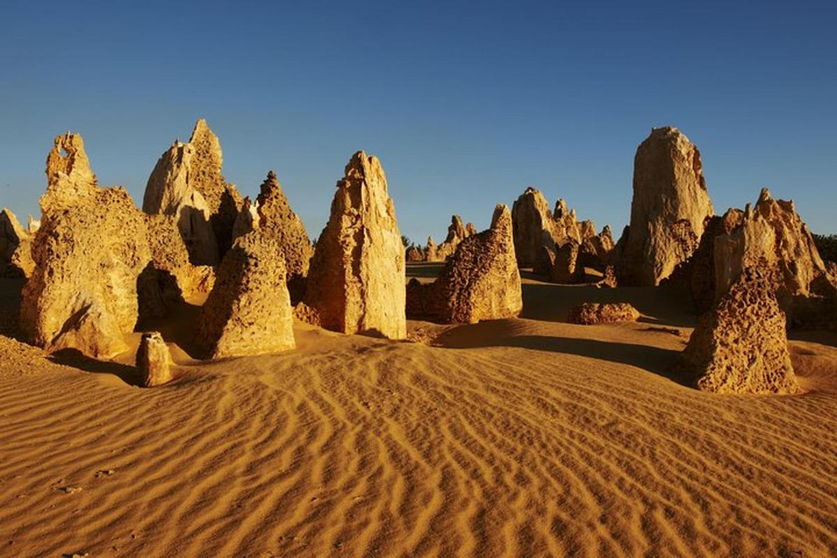 un grupo de formaciones rocosas en el desierto