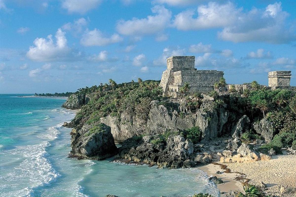 um castelo no topo de um penhasco próximo ao oceano