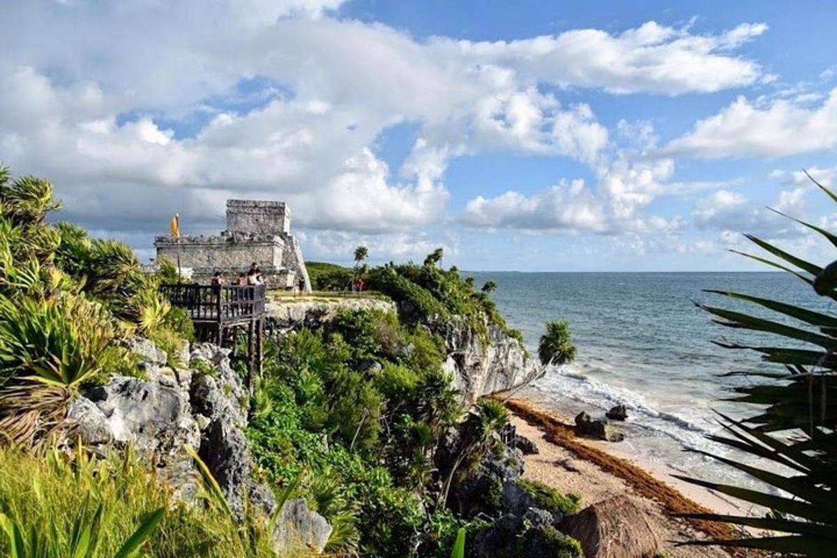 um edifício em um penhasco próximo ao oceano