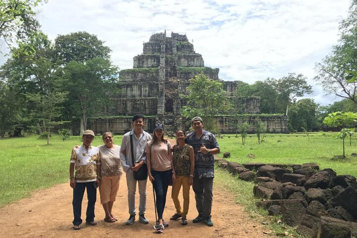 Un grupo de personas de pie frente a un templo.