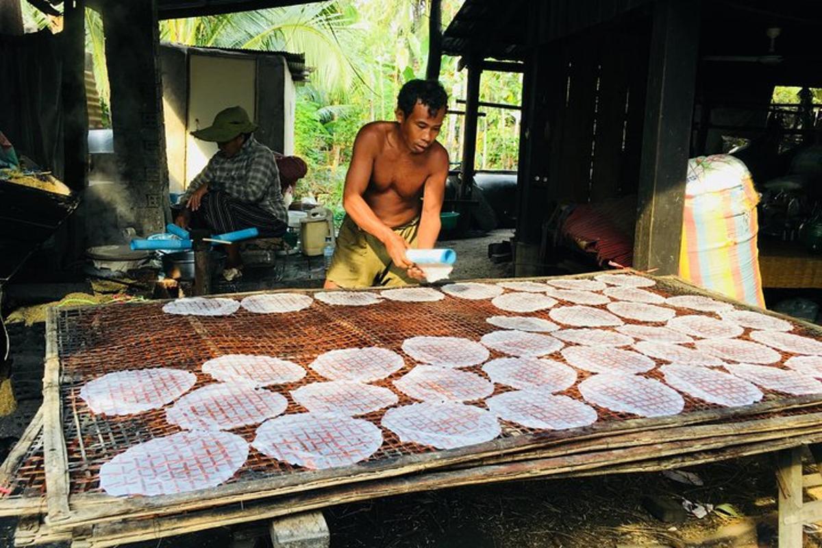 um homem está preparando comida na grelha