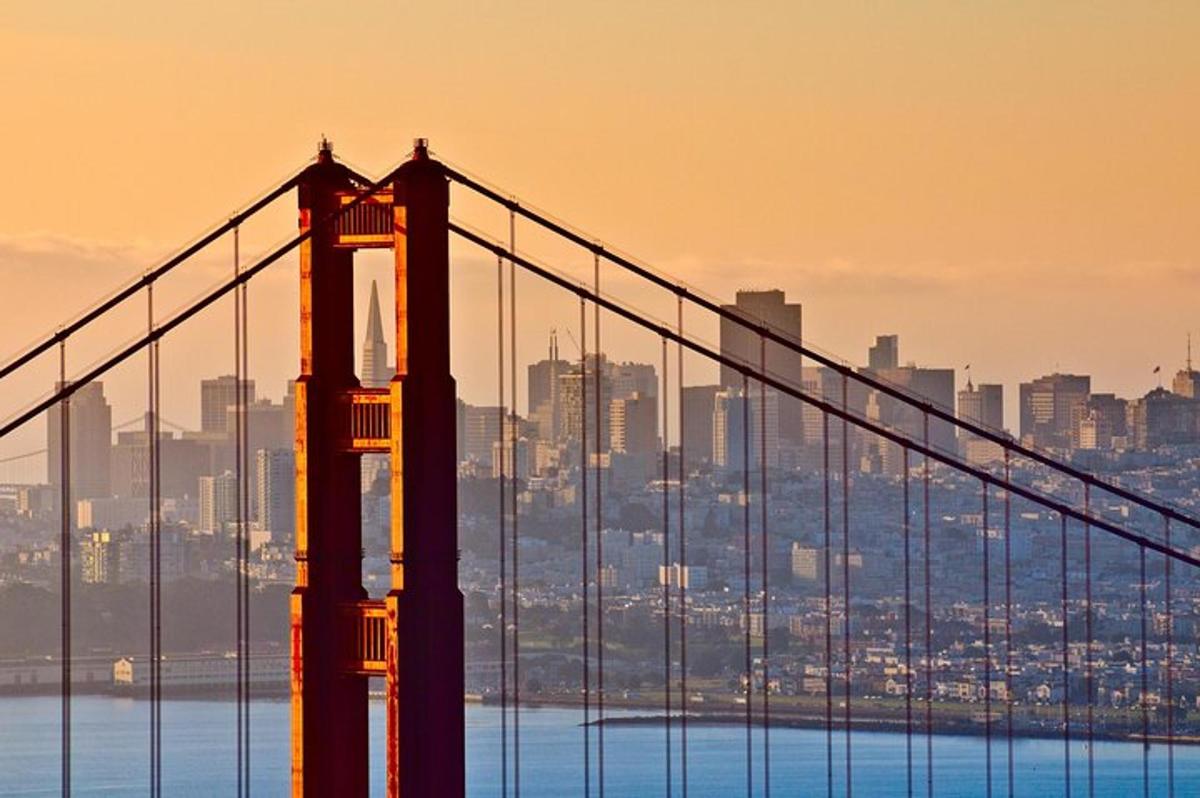most Golden Gate s městem v pozadí