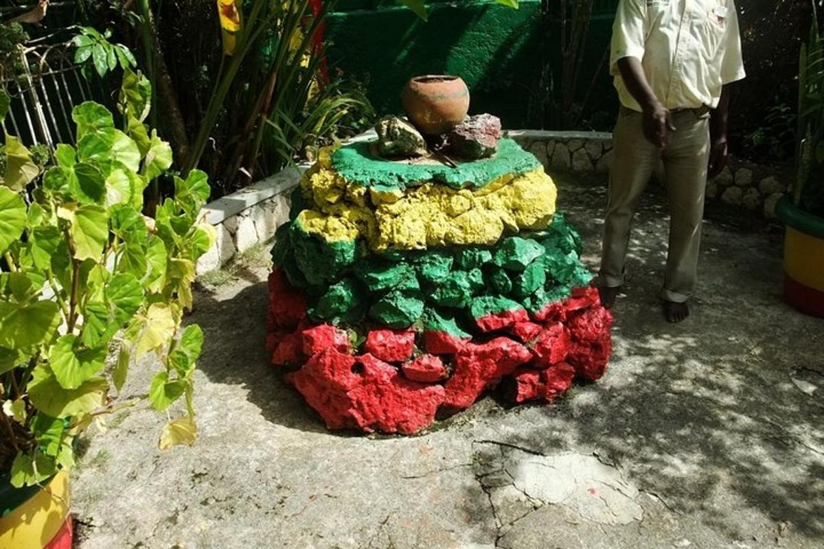 sebuah rumah lego dengan pasu di atasnya
