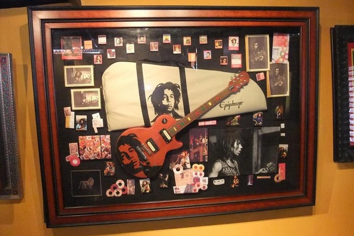 un'immagine di una chitarra appesa a un muro