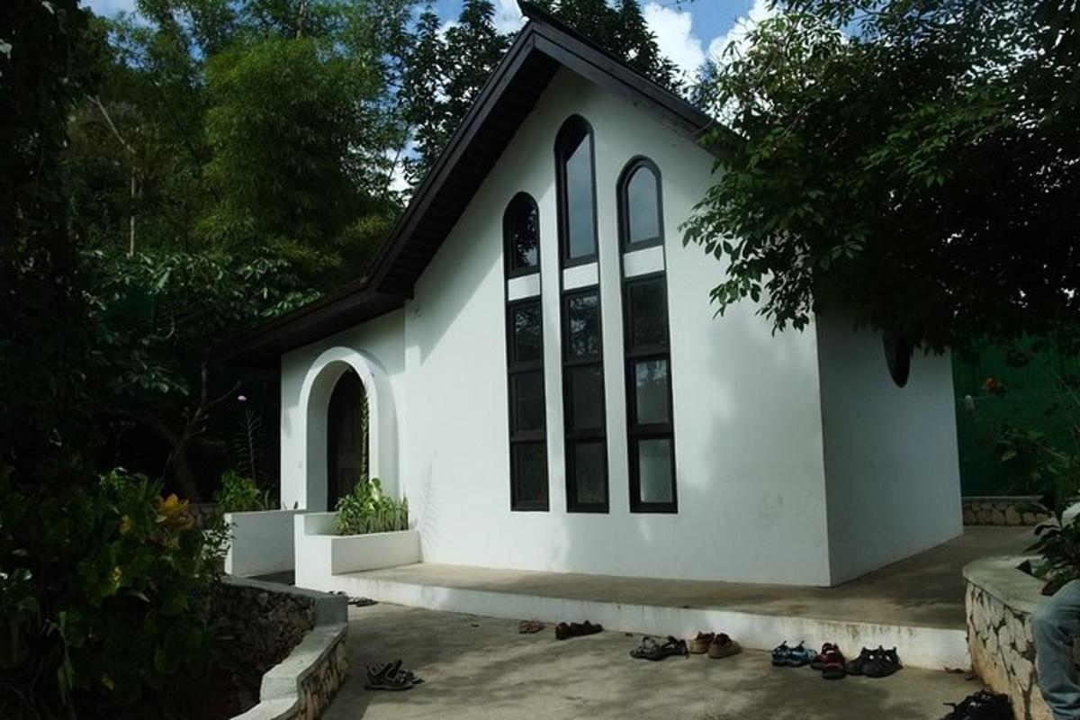 sebuah gereja putih dengan beberapa kasut di hadapannya