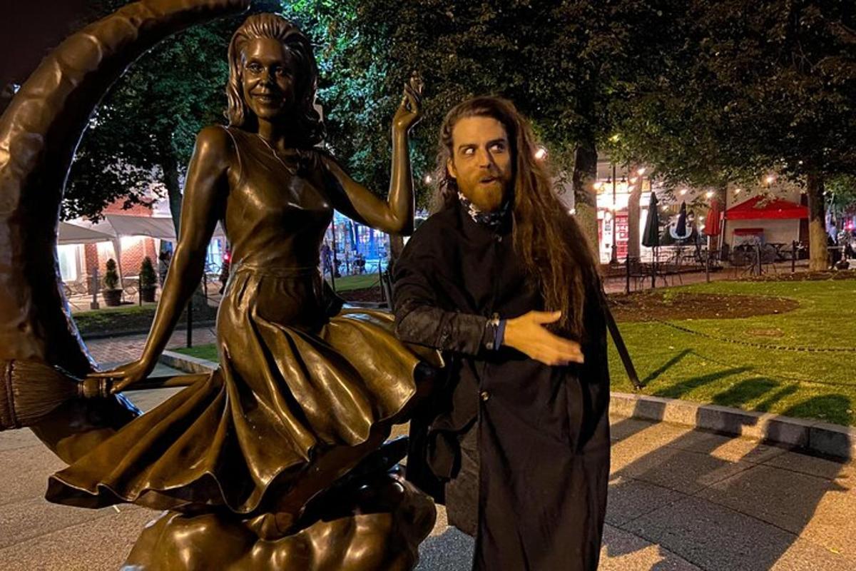 muž stojící vedle sochy ženy