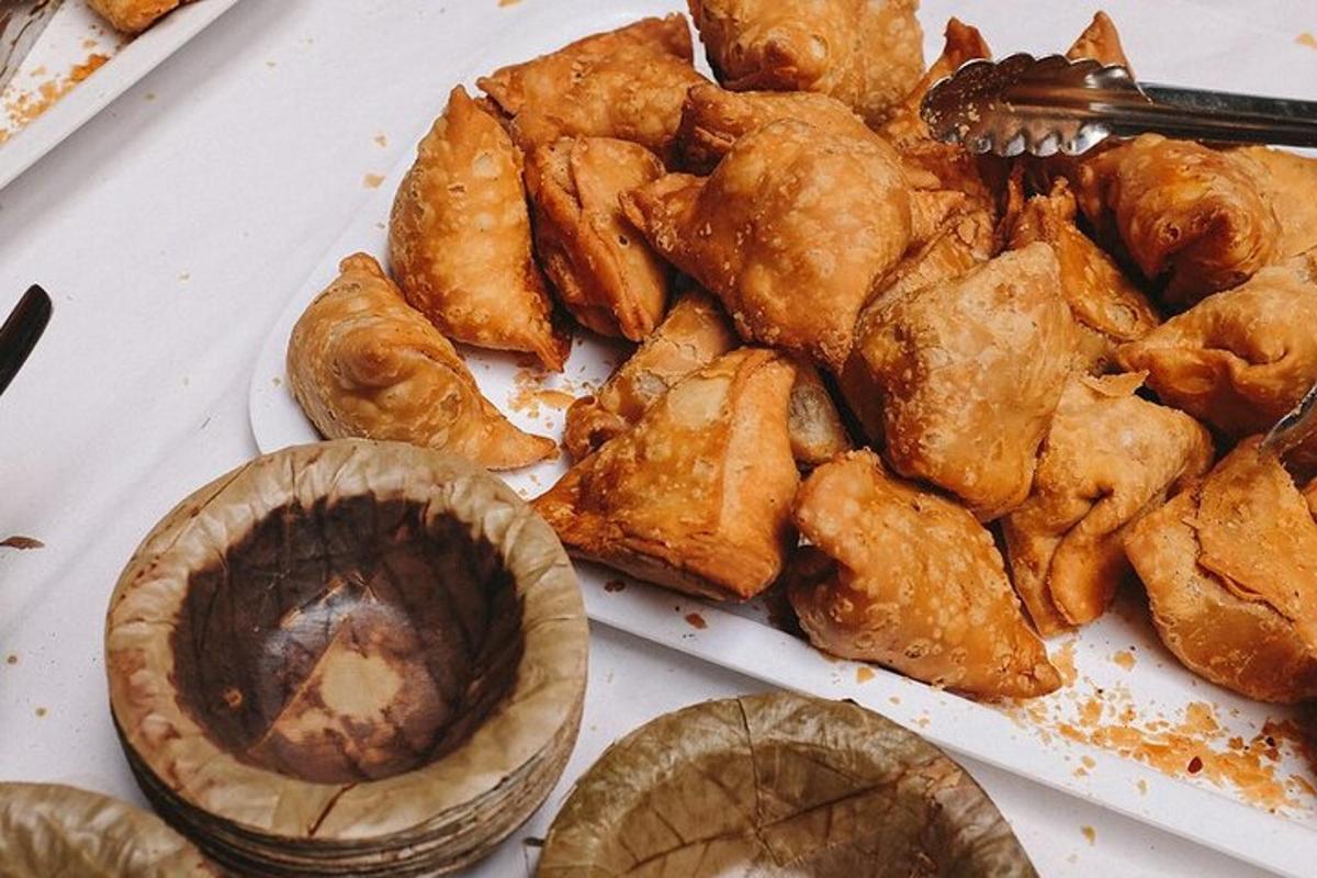 một đống thức ăn trên một cái đĩa trên bàn