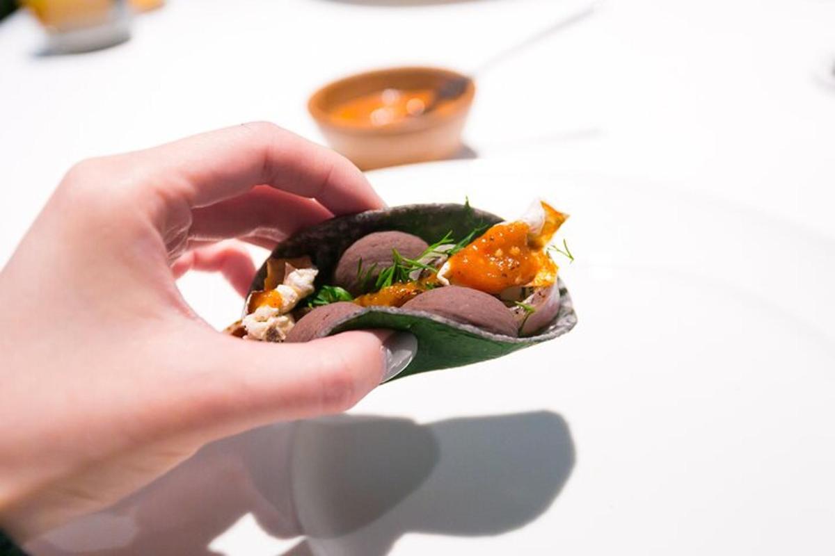 một người đang cầm một chiếc bánh sandwich trên tay