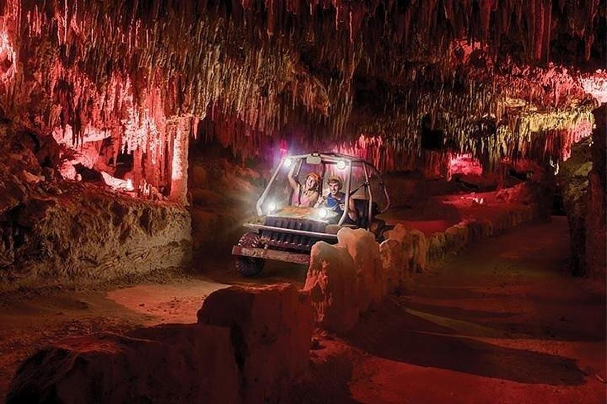 un gruppo di persone in un'auto in una grotta