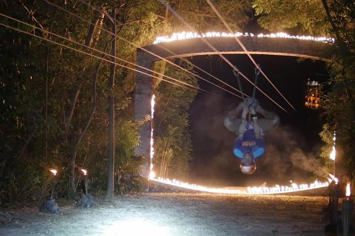 una persona che viaggia sulle montagne russe di notte