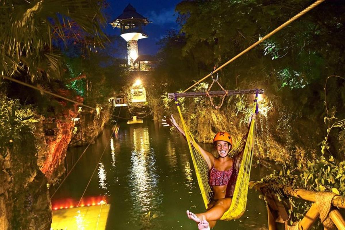 una donna su un'amaca in un fiume di notte