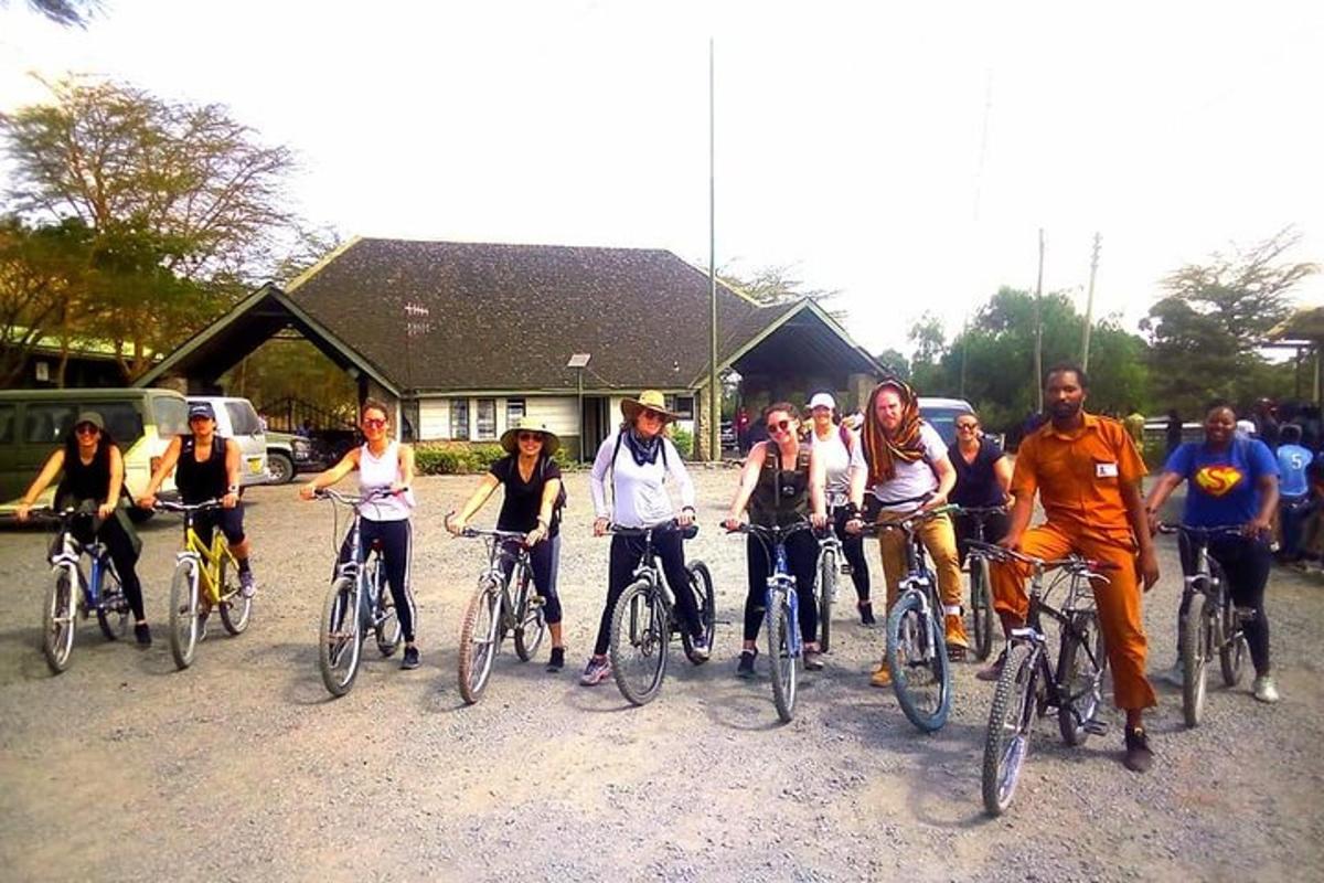 Un grupo de personas en bicicleta en un estacionamiento.