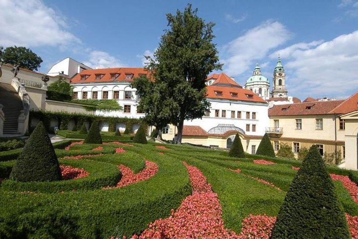 ein Garten mit Blumen vor einem Gebäude