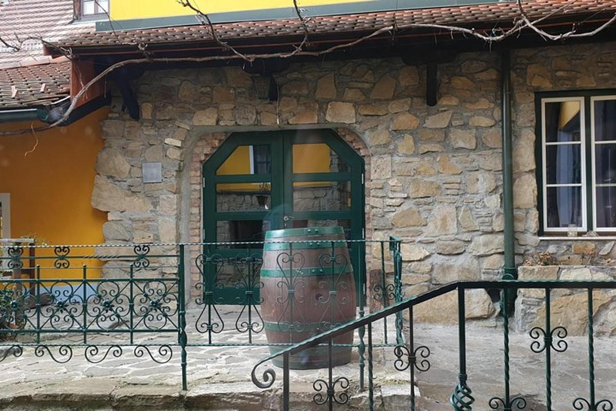 budova se zelenými dveřmi a balkonem