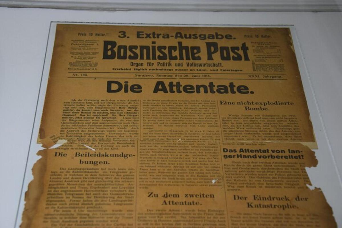 Un periódico con las palabras irresistible post die alternative