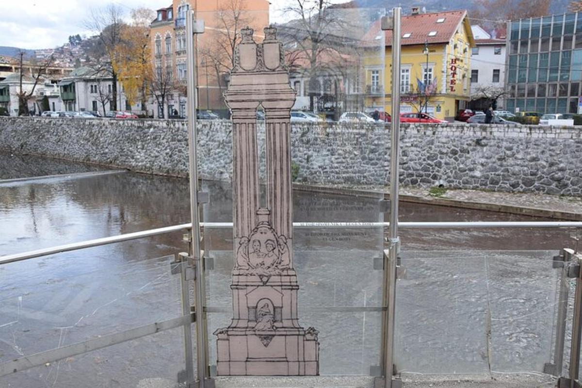 un cancello con una statua in mezzo a una strada