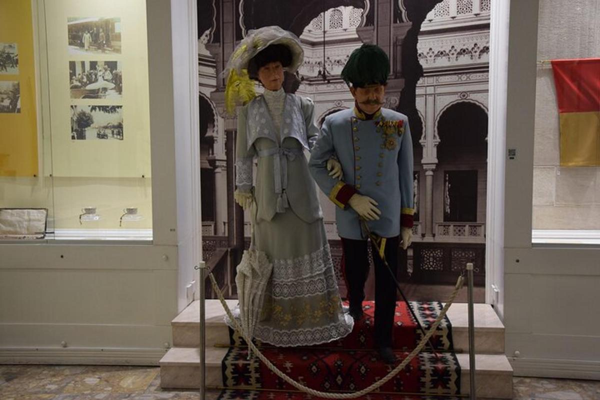 due statuette di un uomo e una donna in mostra