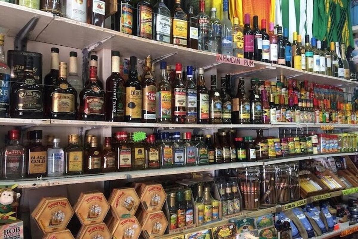 polica v trgovini, polna številnih steklenic alkohola