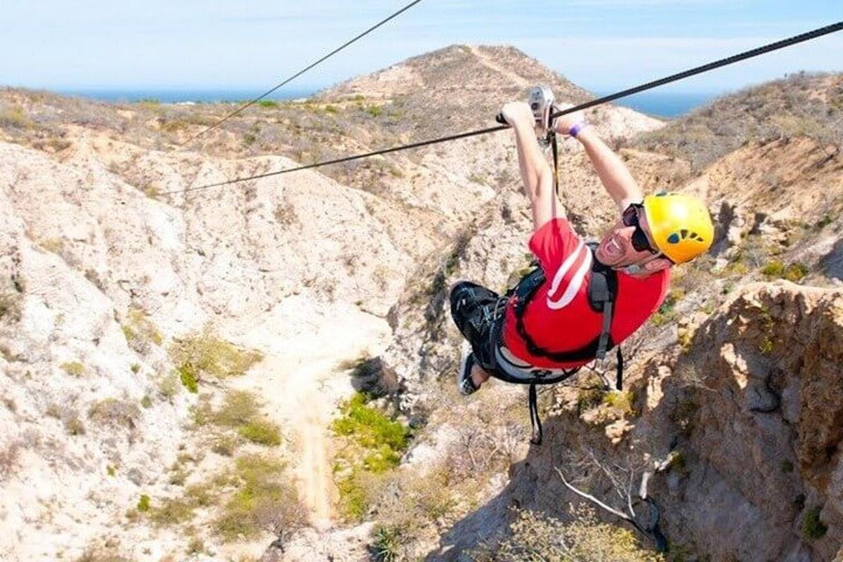muž visící na zip line na hoře