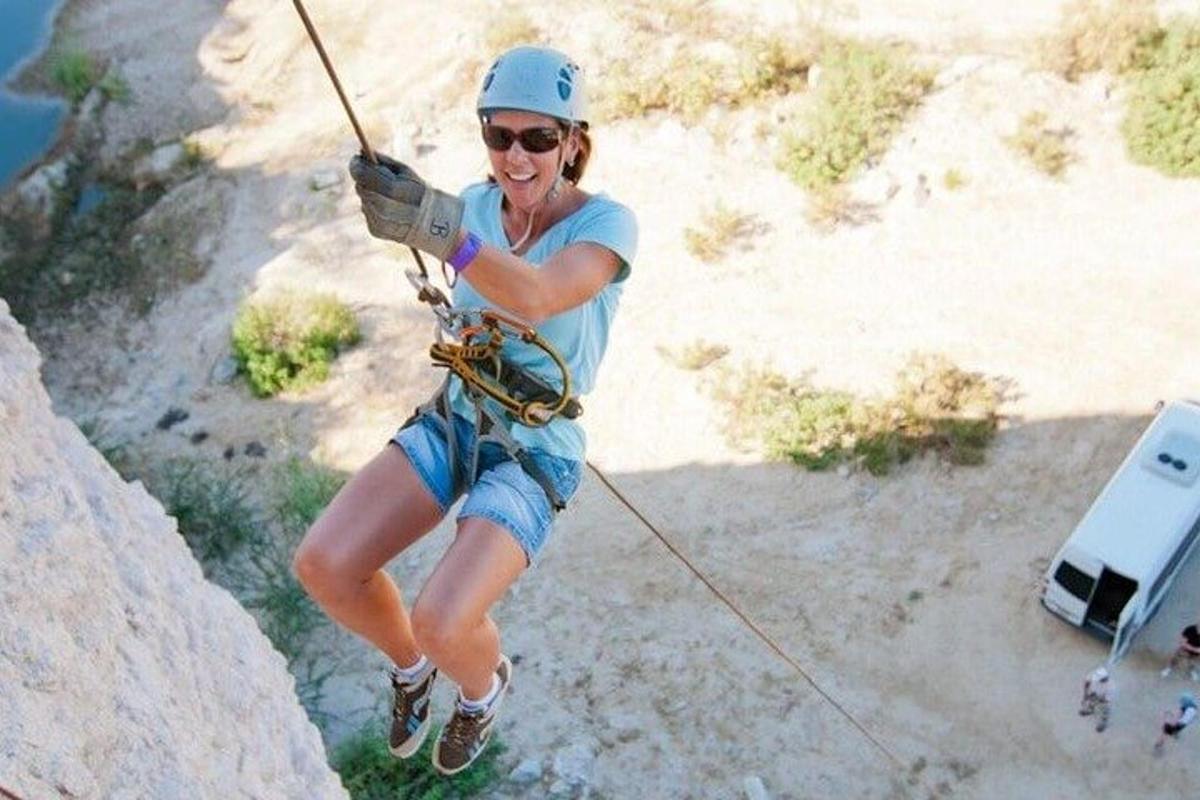 žena držící se lana na zipline