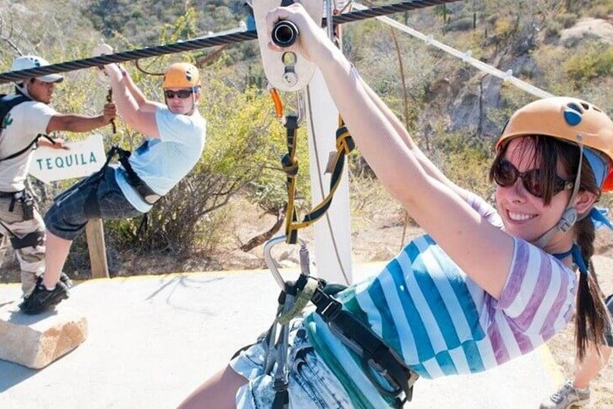 een meisje op een zipline met een jongen