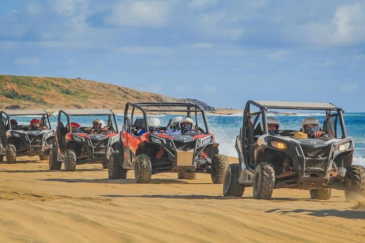 un gruppo di persone in sella a quad sulla spiaggia