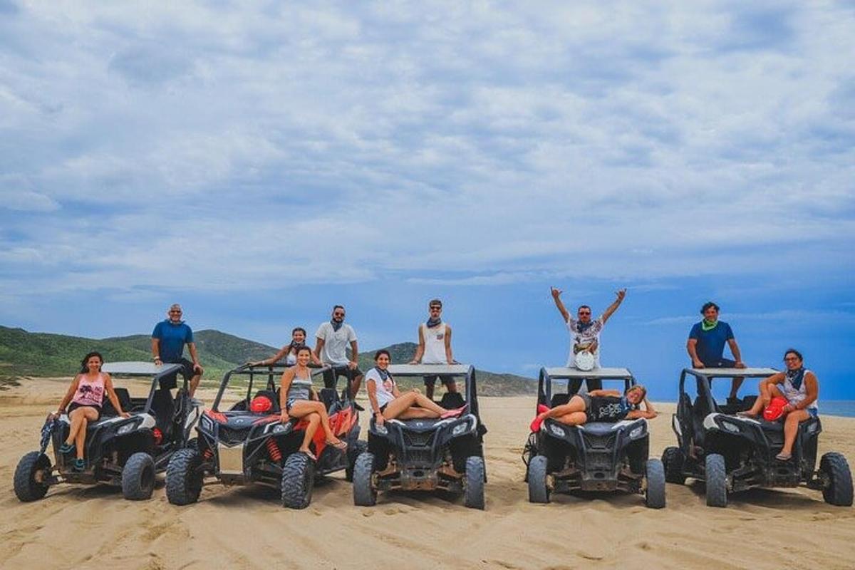 un gruppo di persone sedute su quad sulla spiaggia