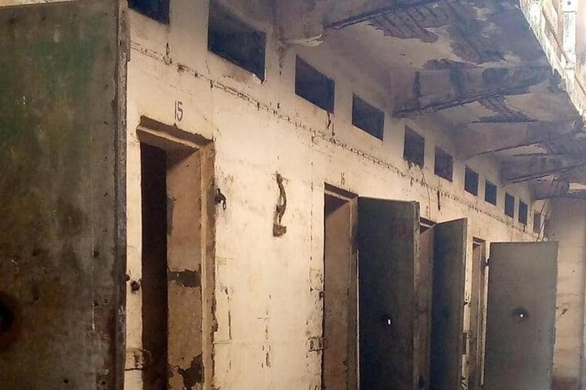 建筑物内一间空房间，里面有很多门