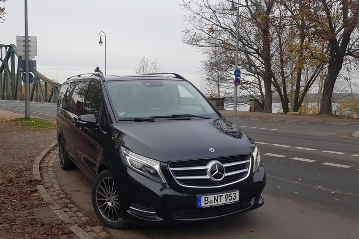 un'auto nera parcheggiata sul ciglio di una strada